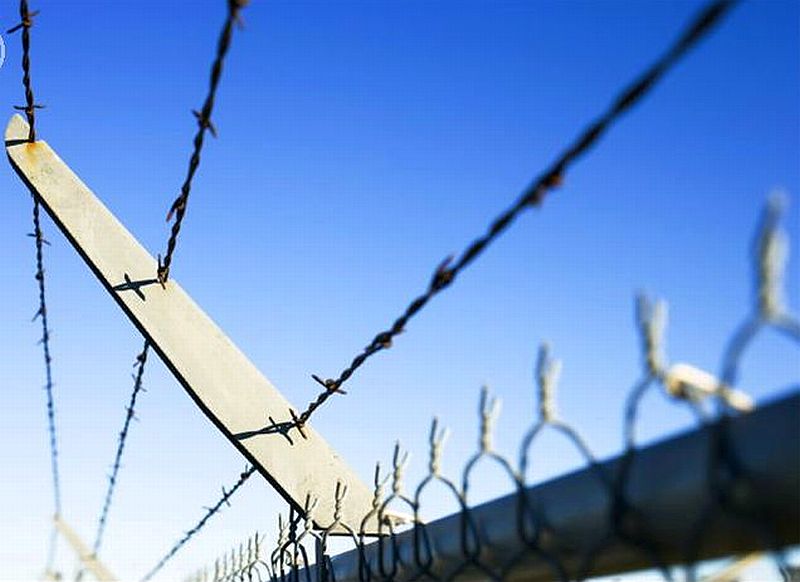 barbed_wire_fence_600_00955033.jpg