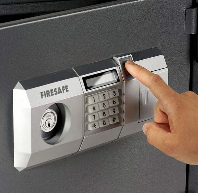biometric_access_safe_2.jpg