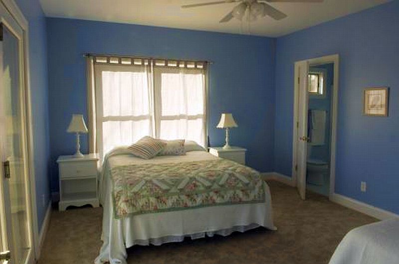 make_your_room_look_bigger_with_simple_blue_and_white_colours_decoration.jpg