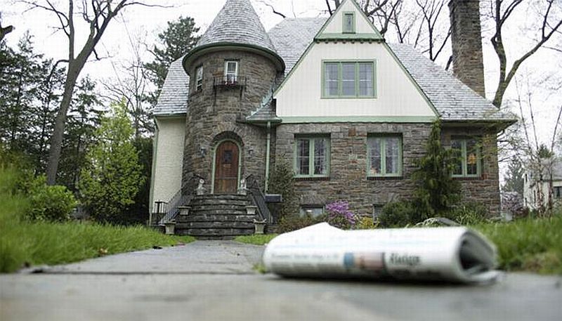 newspaper_in_front_of_house_42_17433268.jpg