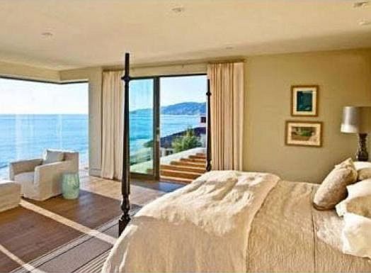 heres_the_master_bedroom.jpg