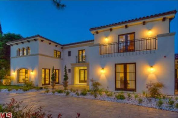 the_house_is_9000_square_feet.jpg