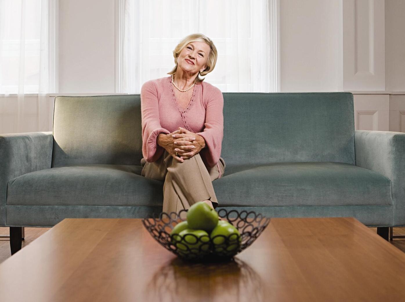 woman_on_sofa_08.jpg