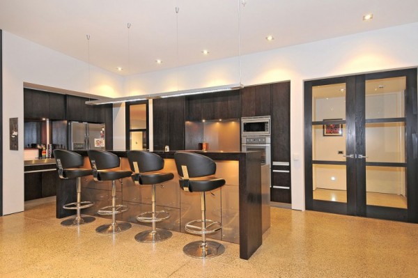 bars_chair_design_at_awesome_dulieu_residence_in_new_zealand_by_studio_mwa_600x399.jpg