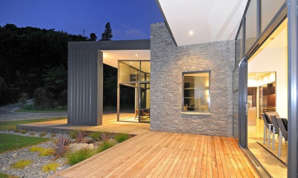 sliding_door_design_at_awesome_dulieu_residence_in_new_zealand_by_studio_mwa_600x360.jpg