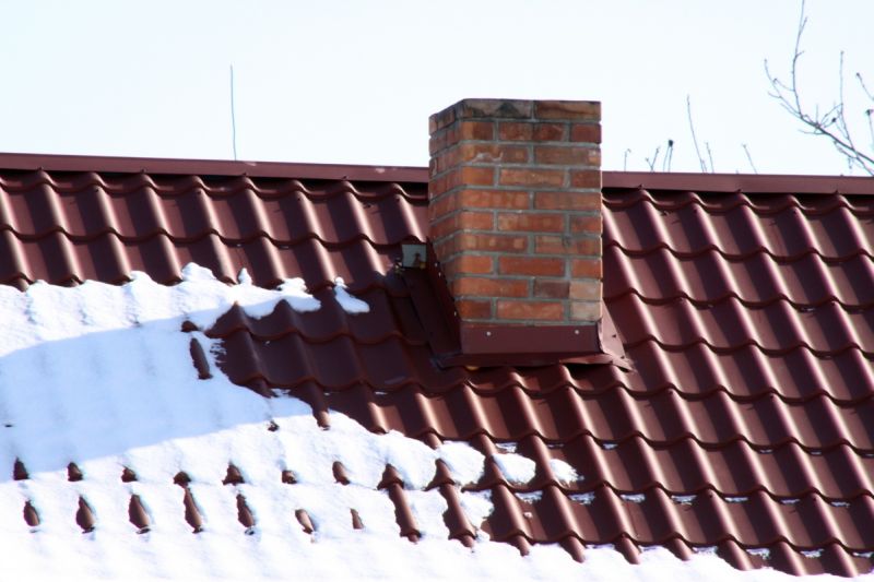 brick_chimney_flue_in_the_roof_in_winter_metallocherepichnoy_1235738655_40.jpg