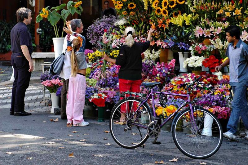 buying_flowers_in_trastevere_rtp.jpg