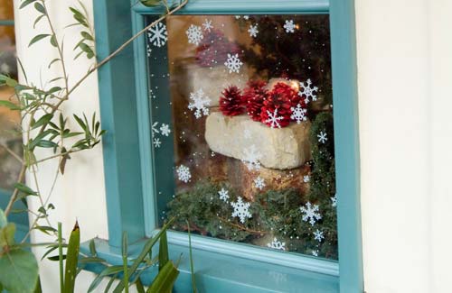 christmas_window_snowflakes_lg.jpg