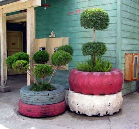 diy_outdoor_planters_of_recycled_tires_1.jpg
