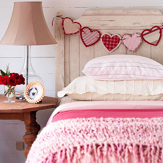 pretty_bed_design_headboard_cute_hearts_valentine_teen_girls_easy_diy_decor_idea.jpg