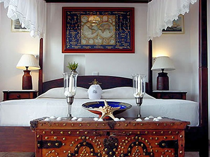 romantic_hotel_rooms_interior_design_posto_scoutari_patmos_greece_bedrooms_table.jpg