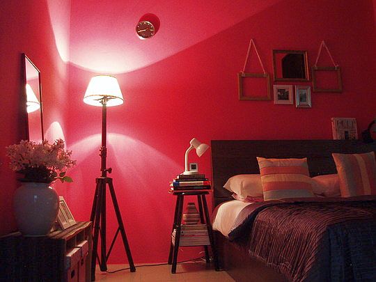spalnica_bedroom_red_walls1_v_clanku_2.jpg