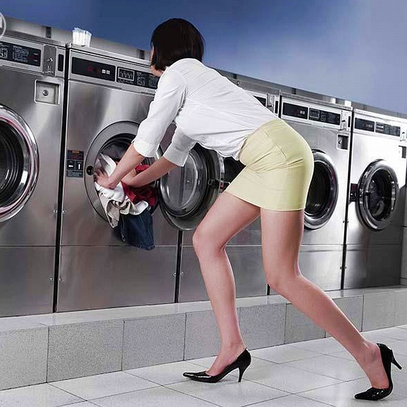 woman_putting_clothes_into_a_washing_machine_142606023_gleda_program.jpg